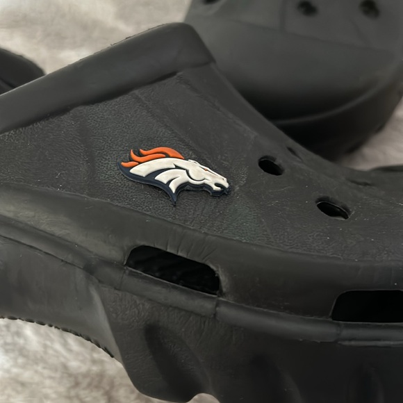 Crocs unisex classic clogs with Denver bronco clip on sz men’s eight women’s 10 - Picture 10 of 11